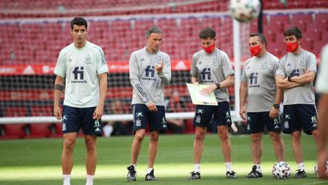 De izquierda a derecha, Morata, Luis Enrique, Jesús Casas, Joaquín Valdés y Aitor Unzue, durante una sesión anterior con España.