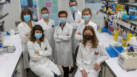 Delante: Maria Teresa Azcona y María Gárate. Detrás: Maria Elizalde, Miriam Recalde, Carmen Berasain, Matias Avila yMaria Arechederra