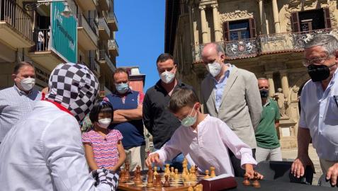 El Ayuntamiento de Pamplona, encabezado por el alcalde Enrique Maya, ha recibido esta mañana a la organización del Festival Cultural Online San Fermín Mundial