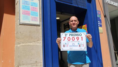 Alberto Gracia, con el cartel del premio en su administración.