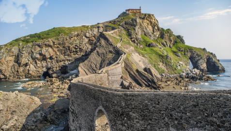 Uno de los principales atractivos es San Juan de Gaztelugatxe, un islote de la localidad de Bakio