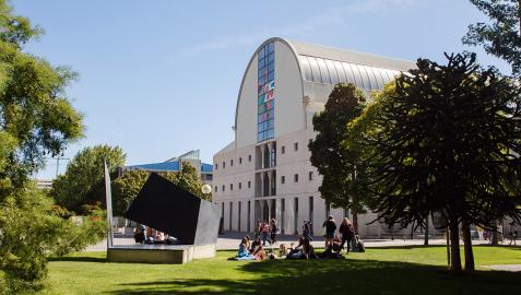 Estudiantes en el campus de la UPNA