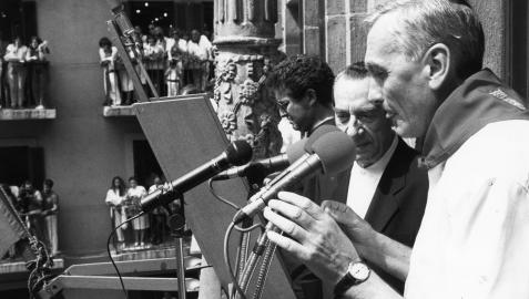 Imagen del cohete de 1991, cuando se cumplía medio siglo de chupinazos desde la Casa Consistorial. Lo lanzaron el entonces alcalde, Alfredo Jaime (derecha) y José María Pérez Salazar, copartícipe con Joaquín Ilundáin (ya fallecido entonces) en la iniciativa de trasladar el cohete desde la plaza del Castillo.