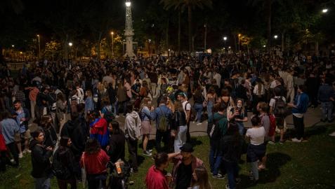 Varios jóvenes reunidos y en ambiente festivo, en una calle de Barcelona