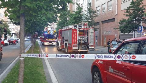 Los bomberos, en el lugar del incendio, en la calle Joaquín Beunza