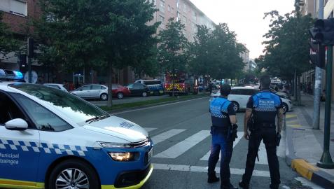 Agentes de Policía Municipal en el lugar del incendio.