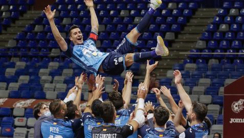 Carlos Ortiz, manteado en su despedida como jugador del Movistar Inter