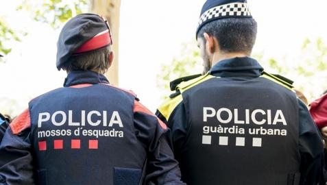 Un mosso d'esquadra y guardia urbano en Barcelona