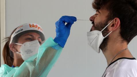 Un joven se hace la prueba PCR en Asturias