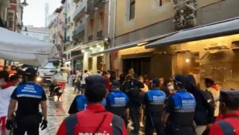 Agentes de Policía Municipal desalojan la calle Estafeta.