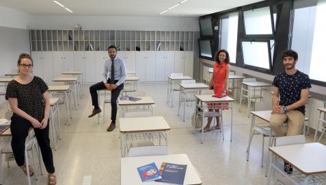 Natalia Galbán, Ramón Salvador, Rocío Ferrezuelo e Íñigo Ayerra, en un aula del colegio El Redín.