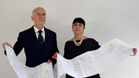 Los autores del estudio sobre los descendientes vivos de Leonardo Da Vinci, Alessandro Vezzosi (i) y Agnese Sabato (d), sostienen el árbol genealógico por línea directa masculina de Da Vinci