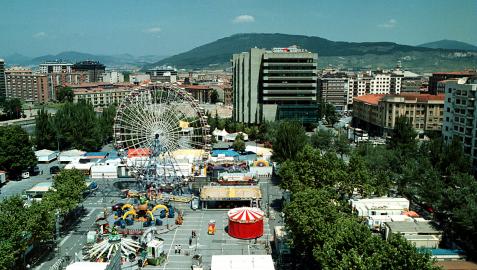 Las barracas en los Sanfermines del año 2000, todavía en Yanguas y Miranda, donde ahora está la estación de autobuses Las barracas en los Sanfermines del año 2000, todavía en Yanguas y Miranda, donde ahora está la estación de autobuses