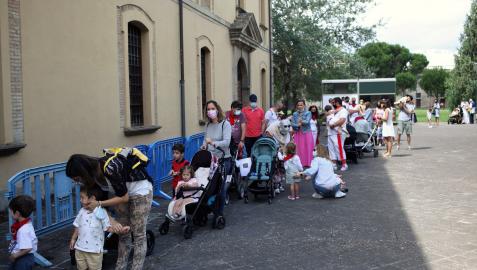 La cola para visitar a los gigantes y cabezudos llegó a durar una hora durante la mañana de ayer.