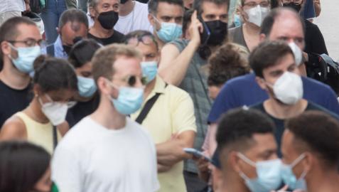 Numerosas personas esperan para vacunarse en Barcelona