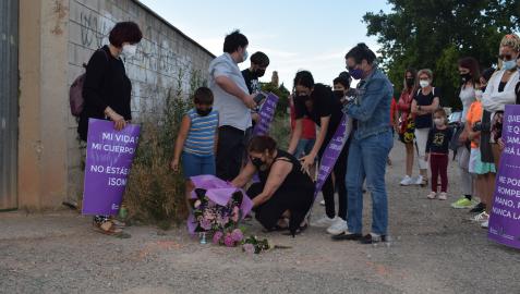 Familiares depositan un ramo y velas en el lugar del asesinato