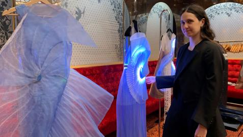clara daguin La diseñadora francesa, Clara Daguin, con alguno de los vestidos luminosos.