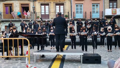 Concierto del Orfeón Pamplonés del verano pasado en Puente la Reina.
