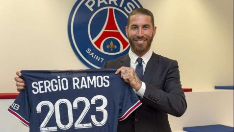 Sergio Ramos posa con la camiseta del Paris Saint-Germain