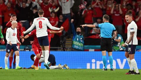 El colegiado alemán Danny Makkelie señala el polémico penalti que permitió a Inglaterra acceder a la final tras derrotar a Dinamarca