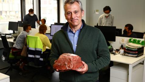 Ignacio Salazar Blanco, CEO y director general de Geoalcali, en las oficinas de Pamplona sujetando un trozo de potasa