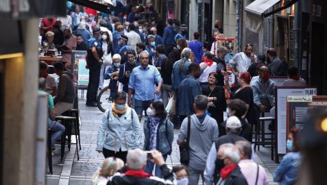 Imagen de ayer de gente en las calles y las terrazas ende la calle San Nicolás de Pamplona