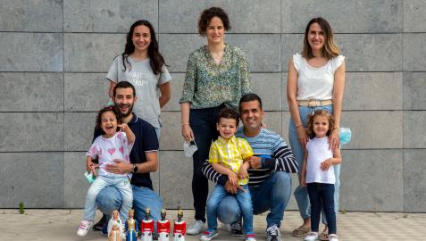 Santiago Azcona y Carmen Velázquez, con Lucía; Fernando Otano y Cristina Lozano, junto a Eneko; y Layla Gutiérrez con su hija Nora