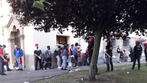 Efectivos policiales en el momento de la identificación