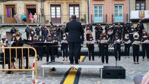 El Orfeón Pamplonés durante un concierto en Puente la Reina (arriba), José Luis Sola (izquierda), Andrea Jiménez (en medio) y el compositor Emilio Arrieta (derecha)