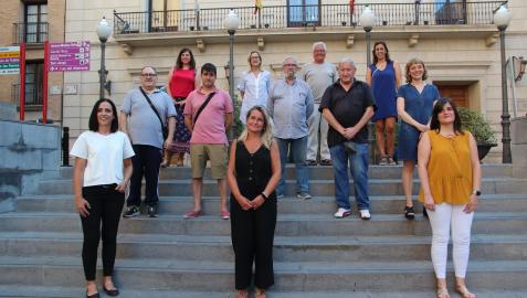 En primera fila, de izquierda a derecha, representantes del Colegio de Enfermería de Navarra: Leticia San Martín, Ana Durana y Oihane Vieira. Detrás, antiguos tudelanos populares y miembros de la peña Ciudad Deportiva