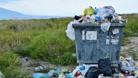 Imagen de archivo de un contenedor de basura en el campo.