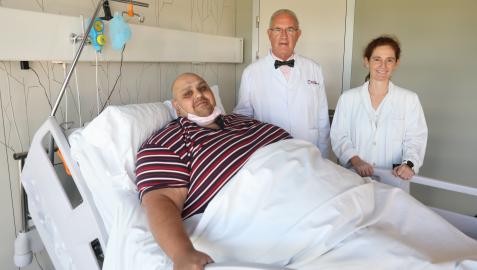 El paciente Emilio Jesús Jiménez, de 39 años, posa con el doctor Carlos Ballesta y una médico de su equipo minutos antes de someterse a una cirugía de laparoscopia para tratar su obesidad de 308 kilos, en el Hospital Universitario de Moncloa