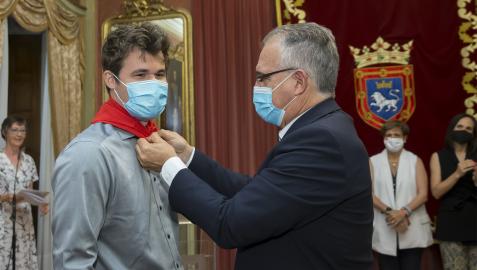 El alcalde de Pamplona coloca el pañuelo de San Fermín a Magnus Carlsen