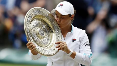 La australiana Ashleigh Barty besa la bandeja que le acredita como ganadora de Wimbledon 2021