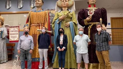 La edil de cultura, Merche Añón, con Juan Ramón Marín, Pedro M. Sánchez, Javier Martínez y Daniel Sánchez (representantes de Perrinche)
