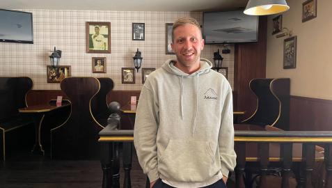 Jon Maiza, encargado de la cervecería Aitzane en Mendebaldea