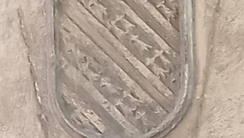 Escudo gótico de los Cruzat en la calle San Francisco 3