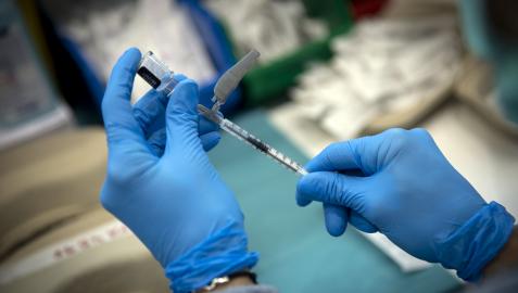 Una sanitaria prepara la vacuna frente a la covid-19 para administrarla