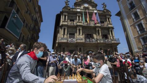 Magnus Carlsen disputa una exhibición frente a Javier Habans en la Plaza del Ayuntamiento