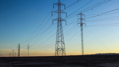 Imagen de archivo de torres de electricidad.