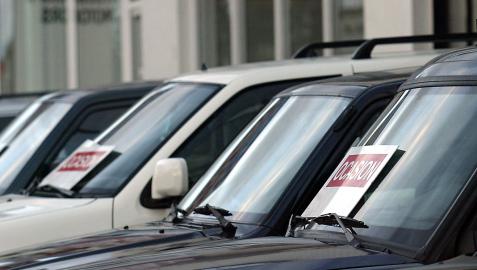 Varios coches de ocasión, expuestos