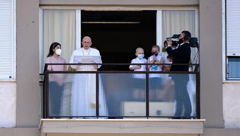 El papa Francisco reaparece tras su operación.