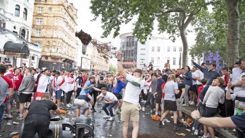 Hooligans hacen el vándalo en las plazas Leicester y Trafalgar antes de la final de la Eurocopa 2020