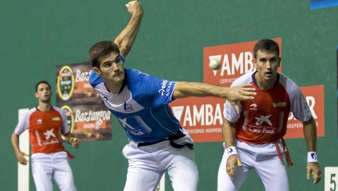 José Javier Zabaleta le suelta a la pelota en presencia de Urrutikoetxea y Albisu, ayer por la tarde en el frontón Labrit.