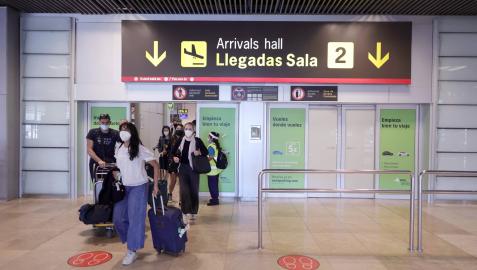 Varios viajeros, en el aeropuerto Adolfo Suárez Madrid-Barajas.