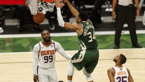 Giannis Antetokounmpo machaca el aro en el encuentro ante Phoenix Suns