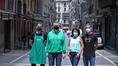 Desde la izda., Natxo Ainzua Zabalza (Gurgur); Fermín Butini Echarte (Casa del Libro); Conchita Domínguez Vecino (El Horno de la Estafeta); Nando Gómez Martínez (Cuchillería Gómez)
