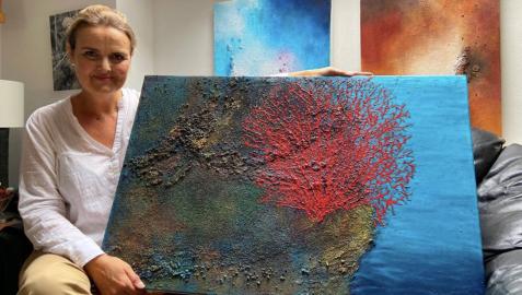 Imelda Aranzabe junto con su obra, ‘Red Sea’