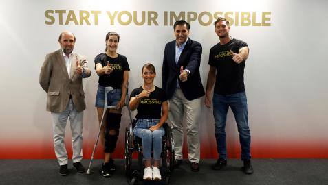 De izda. a dcha., Miguel Sagarra, Carolina Marín, Eva Moral, Alejandro Blanco y Niko Shera durante el acto de Toyota