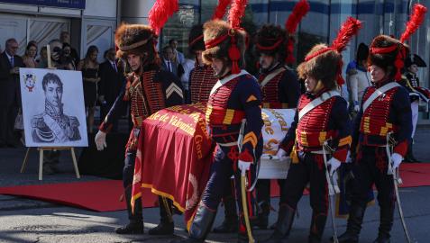 En brazos de reconstructores históricos, vestidos con uniformes de la guardia napoleónica, el féretro fue trasladado al aeropuerto moscovita de Vnúkovo 3